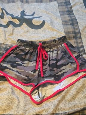 Justify Women's Gray & Green Camo Athletic Shorts with Pink Trim